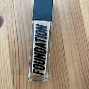 Makeup
Anastasia Beverly Hills
Luminous Foundation